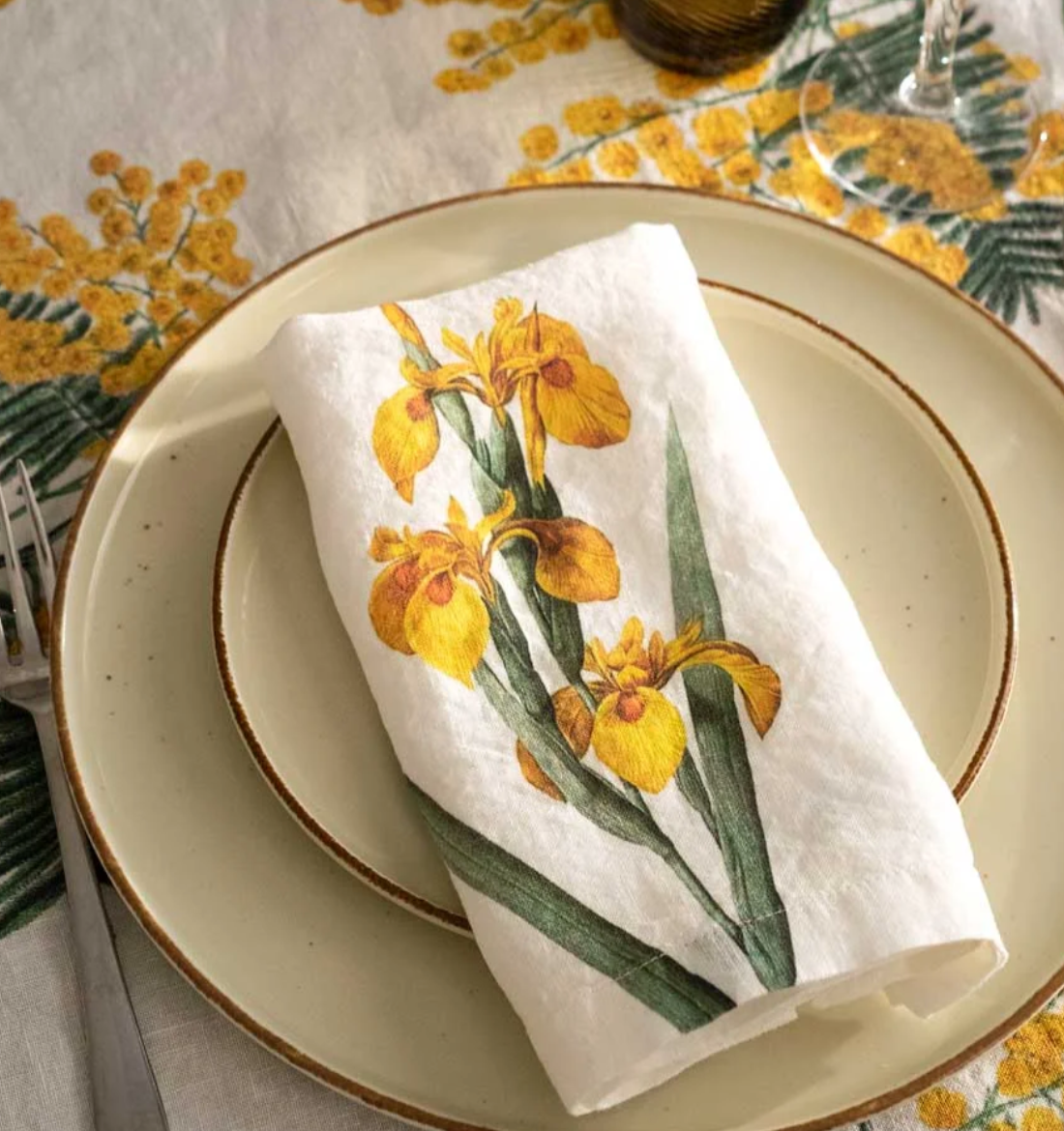 Set de seis servilletas de lino blanco estampadas de flores amarillas