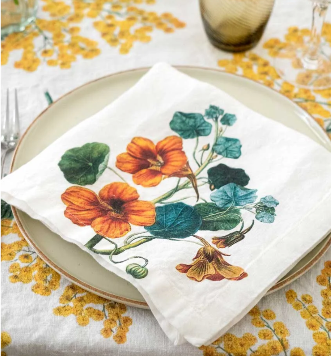Set de seis servilletas de lino blanco estampadas de flores amarillas
