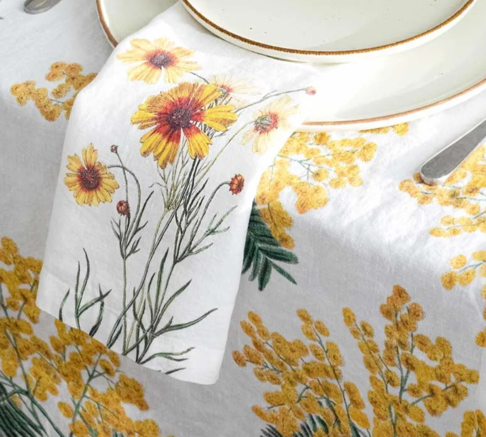 Set de seis servilletas de lino blanco estampadas de flores amarillas