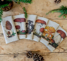 Cargar imagen en el visor de la galería, Set de seis servilletas de lino diseño de "Set de Hongos del Bosque"