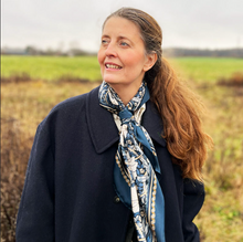 Cargar imagen en el visor de la galería, Pañuelo  diseño William Morris  100 % seda (90x90cm)