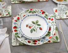 Cargar imagen en el visor de la galería, Plato de Almuerzo "Strawberry Patch"