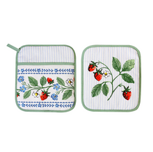 Cargar imagen en el visor de la galería, Guante de horno "Strawberry Patch"