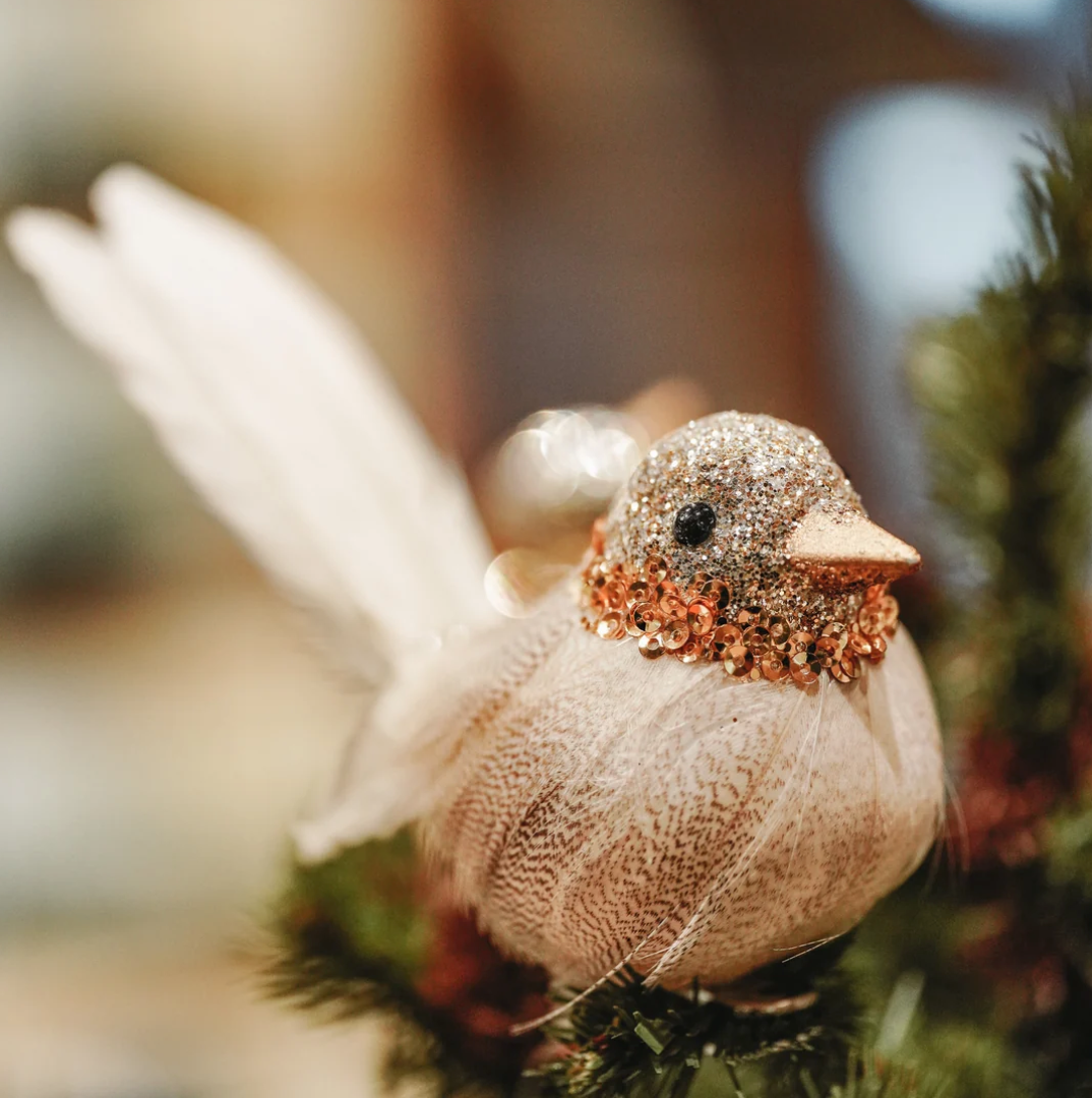 Pajarito decorativo con detalles brillantes en tonos dorado y plateado