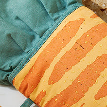 Cargar imagen en el visor de la galería, Guante de horno con forma de zanahoria