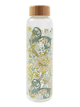 Cargar imagen en el visor de la galería, Botella de vidrio con diseño Golden Lily de William Morris y tapa de bambú