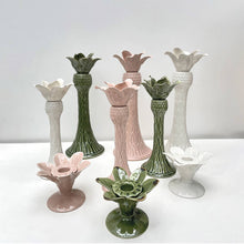 Cargar imagen en el visor de la galería, Portavelas de cerámica blanco con forma de flor