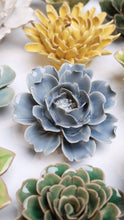 Cargar imagen en el visor de la galería, Flor de cerámica Jardín Inglés, Rosa Azul Pastel