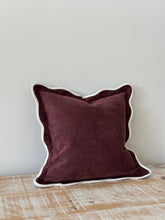 Cargar imagen en el visor de la galería, Cojín Chloe Plum con Borde Festoneado 45x45