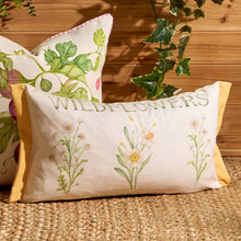 Cargar imagen en el visor de la galería, Almohadón de Exterior Estampado de Flores Silvestre (30 x 50 cm)