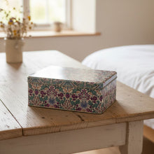Cargar imagen en el visor de la galería, Caja de lata rectangular con diseño de herrerillos azules y flores de primavera