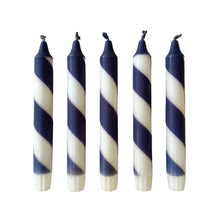 Cargar imagen en el visor de la galería, Velas de espiralen  azul marino y blanco sumergidas a mano