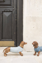Cargar imagen en el visor de la galería, Teckel de Resina con jersey azul y blanco