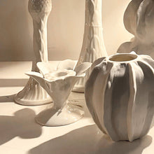 Cargar imagen en el visor de la galería, Portavelas de cerámica blanco con forma de flor