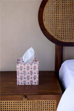 Cargar imagen en el visor de la galería, Caja de pañuelos con estampado - Floral rosa