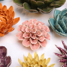 Cargar imagen en el visor de la galería, Flor de cerámica de Pascua rosa
