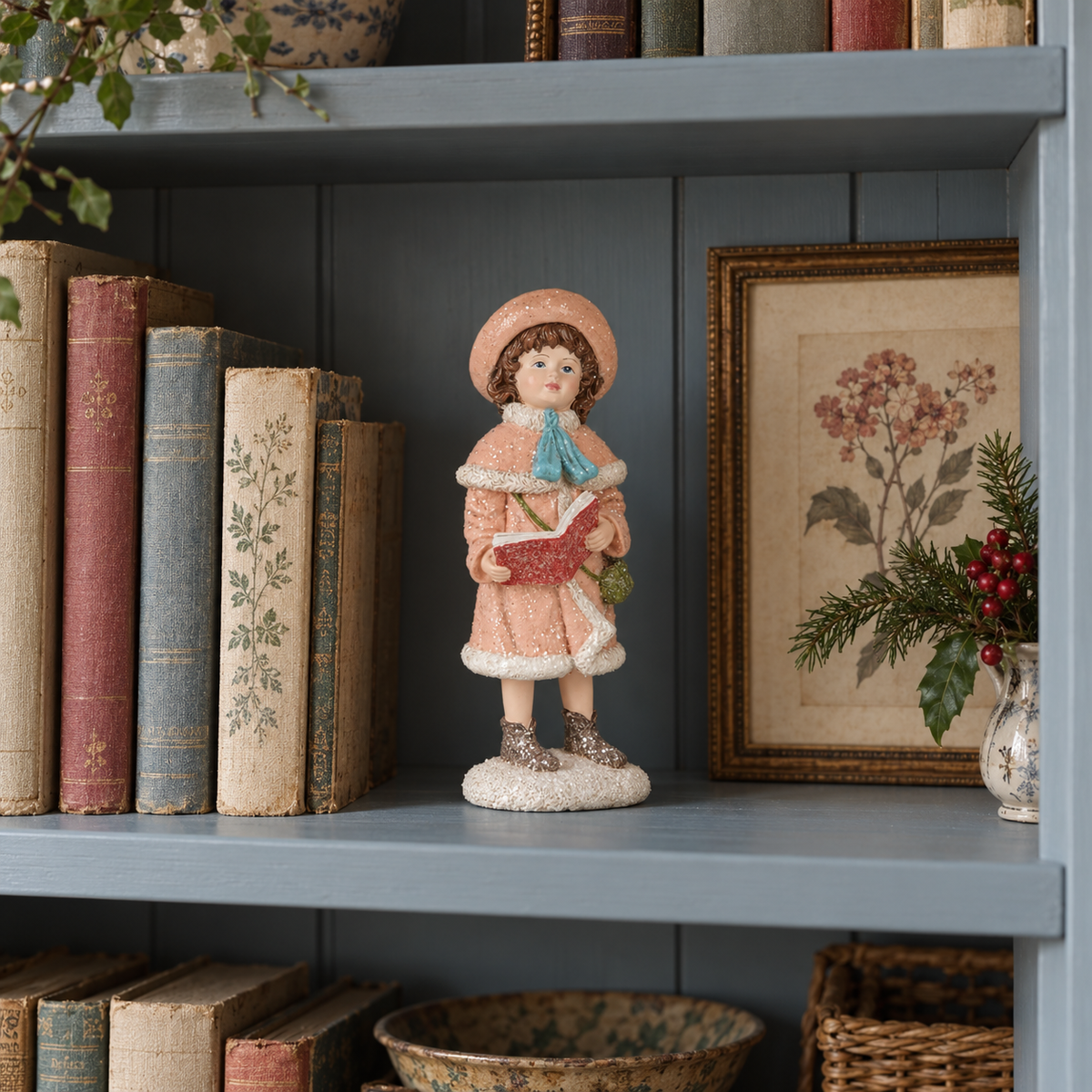 Figura decorativa infantil – Niña con abrigo rosa y libro de villancicos
