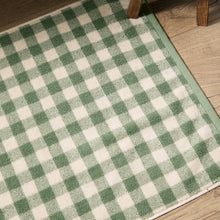 Cargar imagen en el visor de la galería, Alfombrilla de baño Barton de cuadros vichy Bosque | 50 x 70 cm