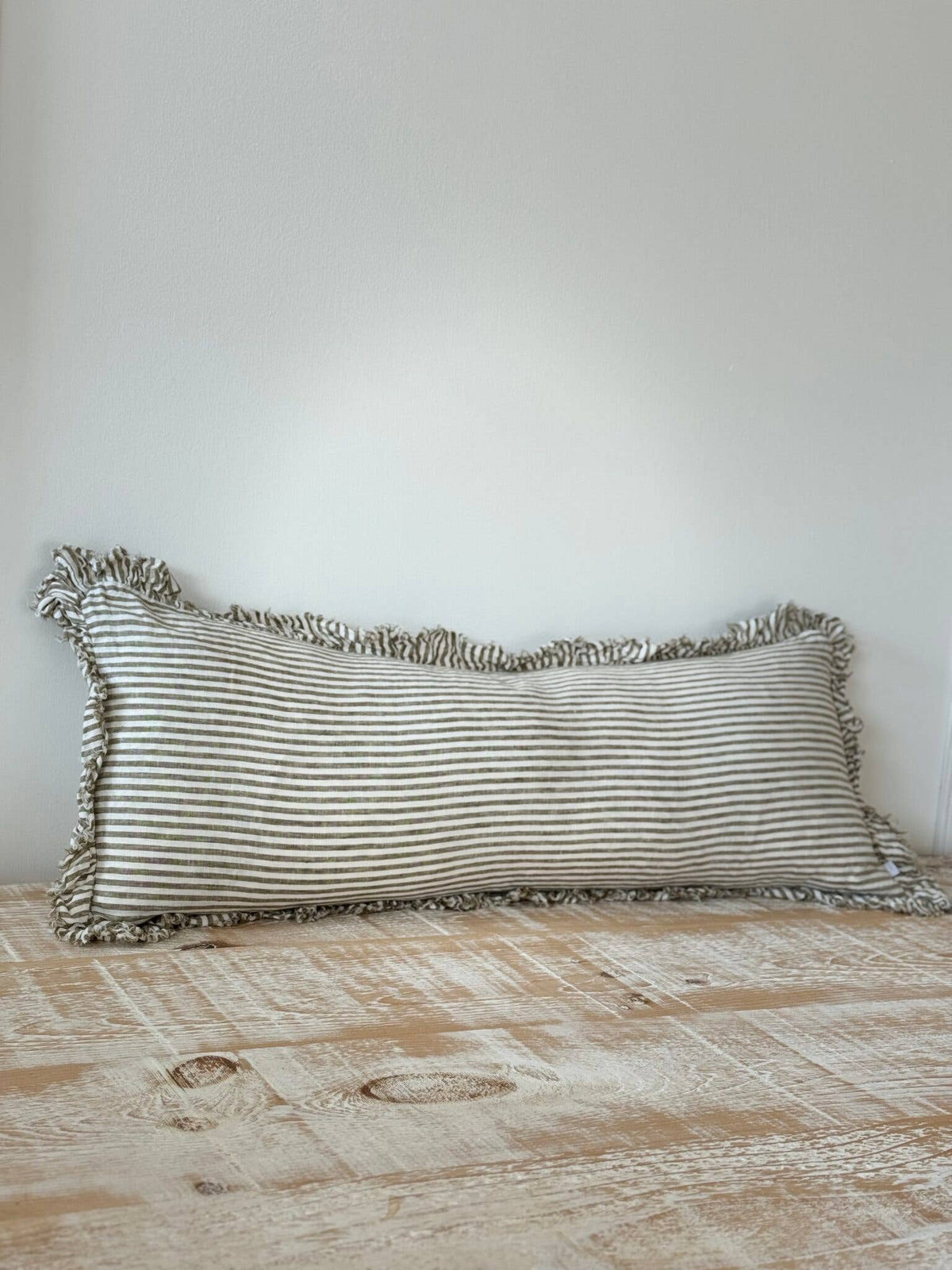 Funda de cojín Hallie Bolster de lino con rayas oliva