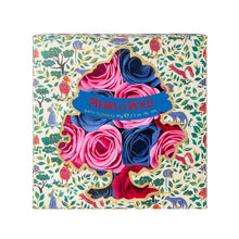 Cargar imagen en el visor de la galería, Set de 16 flores de jabón diseño Merry &amp; Wild