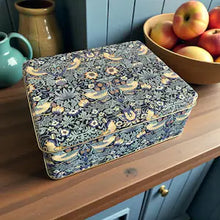 Cargar imagen en el visor de la galería, Caja de lata rectangular con diseño de herrerillos azules y flores de primavera