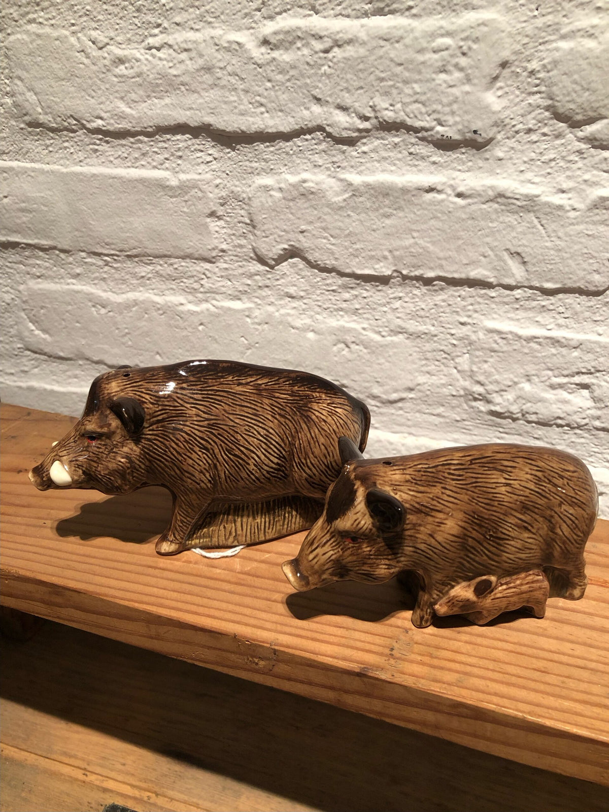 Salero y pimentero con forma de familia de jabalís