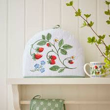 Cargar imagen en el visor de la galería, Cubre tetera "Strawberry Patch"