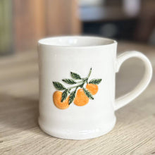 Cargar imagen en el visor de la galería, Mug de cerámica diseño naranjas