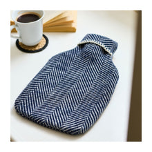 Cargar imagen en el visor de la galería, Bolsa de Agua Caliente de Pura Lana Virgen - Diseño Espiga Azul Marino