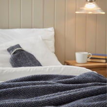 Cargar imagen en el visor de la galería, Bolsa de Agua Caliente de Pura Lana Virgen - Diseño Espiga Azul Marino