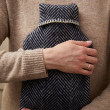 Cargar imagen en el visor de la galería, Bolsa de Agua Caliente de Pura Lana Virgen - Diseño Espiga Azul Marino