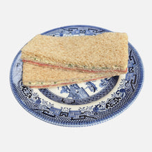 Cargar imagen en el visor de la galería, Sándwich God save the queen (Pastrami y cebolla)