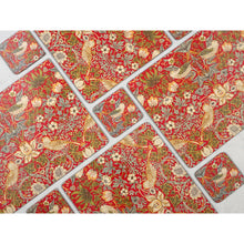 Cargar imagen en el visor de la galería, Set de cuatro individuales rojo diseño William Morris