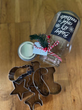 Cargar imagen en el visor de la galería, Tarros con cortadores de galletas navideñas