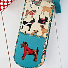 Cargar imagen en el visor de la galería, Guante de horno doble con diseño de perros