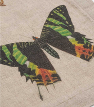 Cargar imagen en el visor de la galería, Set de seis servilletas de lino diseño de mariposas