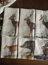 Cargar imagen en el visor de la galería, Set de seis servilletas de lino estampadas con animales de campo