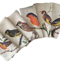 Cargar imagen en el visor de la galería, Set de seis servilletas de lino estampadas con pájaros