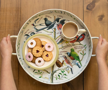 Cargar imagen en el visor de la galería, Bandeja redonda de lata con dibujo de pájaros