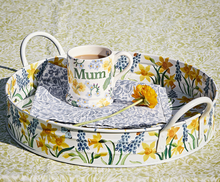 Cargar imagen en el visor de la galería, Bandeja redonda de lata con diseño de herrerillos azules y flores de primavera