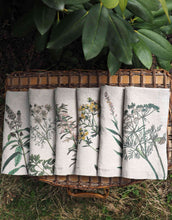 Cargar imagen en el visor de la galería, Set de seis servilletas de lino estampadas de flores silvestres