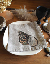Cargar imagen en el visor de la galería, Set de seis servilletas de lino diseño caracolas de mar