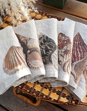 Cargar imagen en el visor de la galería, Set de seis servilletas de lino diseño caracolas de mar