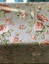 Cargar imagen en el visor de la galería, Mantel de hule en topo con flores en rosa, blanco y verde