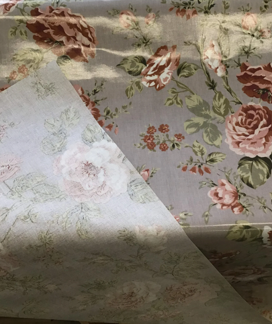 Mantel de hule en topo con flores en rosa, blanco y verde