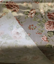 Cargar imagen en el visor de la galería, Mantel de hule en topo con flores en rosa, blanco y verde