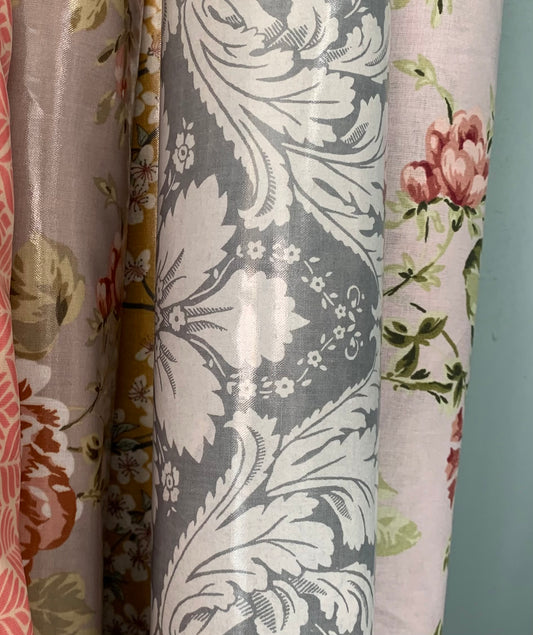 Mantel de hule en gris con flores blancas