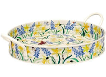 Cargar imagen en el visor de la galería, Bandeja redonda de lata con diseño de herrerillos azules y flores de primavera