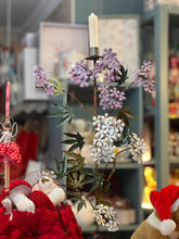 Cargar imagen en el visor de la galería, Candelabro metálico de flores moradas