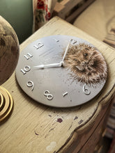 Cargar imagen en el visor de la galería, Reloj de pared con dibujo de erizo